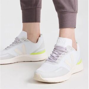 Veja Women's Impala Engineered Mesh sneakers white and gray size 10